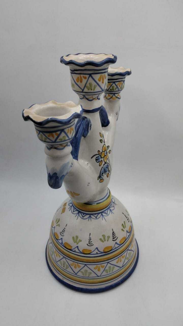 Detalle del diseño artesanal en cerámica Talavera