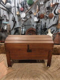Baúl antiguo de madera de pino para ajuares de novia con cerradura original, ideal para decoración rústica en el hogar o almacenamiento vintage.