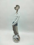 Figura Don Quijote Lladró - Porcelana Alta Artesanía, vista lateral mostrando detalles finos del personaje clásico con sombrero y capa.