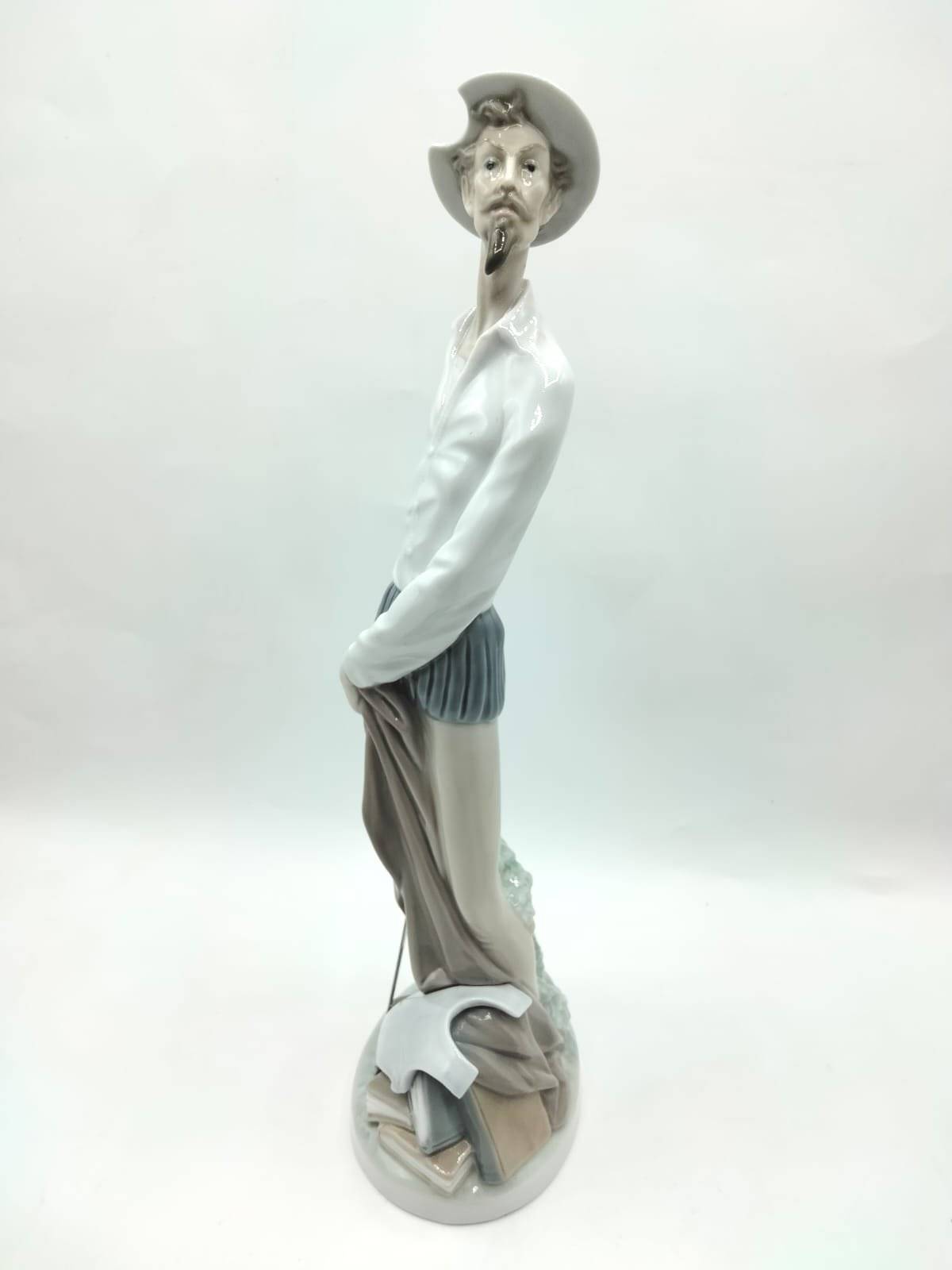 Figura Don Quijote Lladró - Porcelana Exclusiva, vista frontal destacando expresión facial y postura elegante sobre base decorativa.