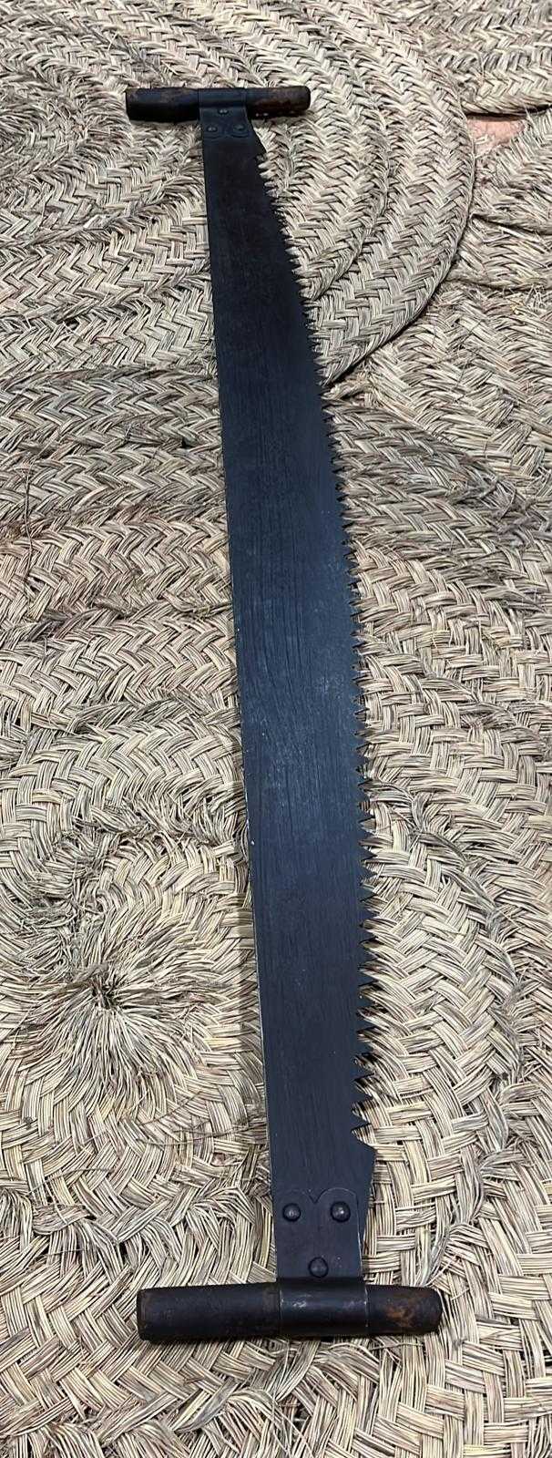 Esta pieza única, disponible en perfectas condiciones de uso, no solo es una herramienta funcional sino también un objeto de colección que añade un toque de historia a cualquier espacio.