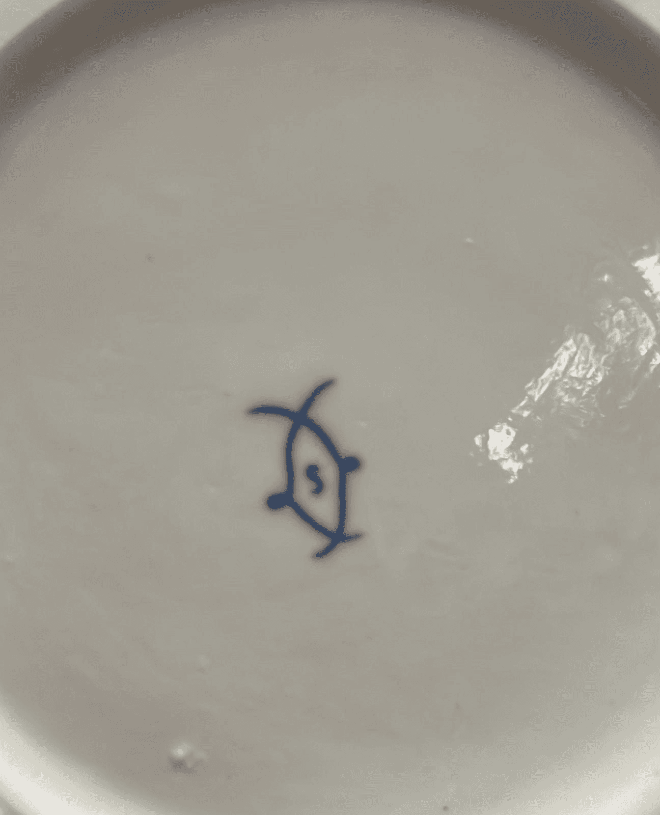 Sello azul en la base del Jarrón Porcelana Francesa | SÈVRES que autentifica su origen. Marca distintiva de porcelana francesa antigua.