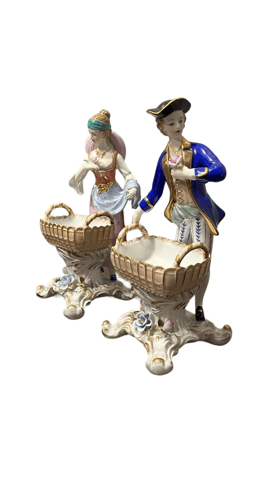Figuras decorativas de hombre y mujer Sèvres con trajes del siglo XVIII y canastas, diseño ornamental para hogar elegante.
