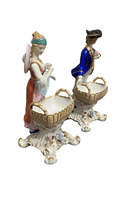 Pareja de figuras de porcelana Sèvres estilo siglo XVIII vista lateral, con detalles coloridos y canastas, perfectas para decoración vintage.