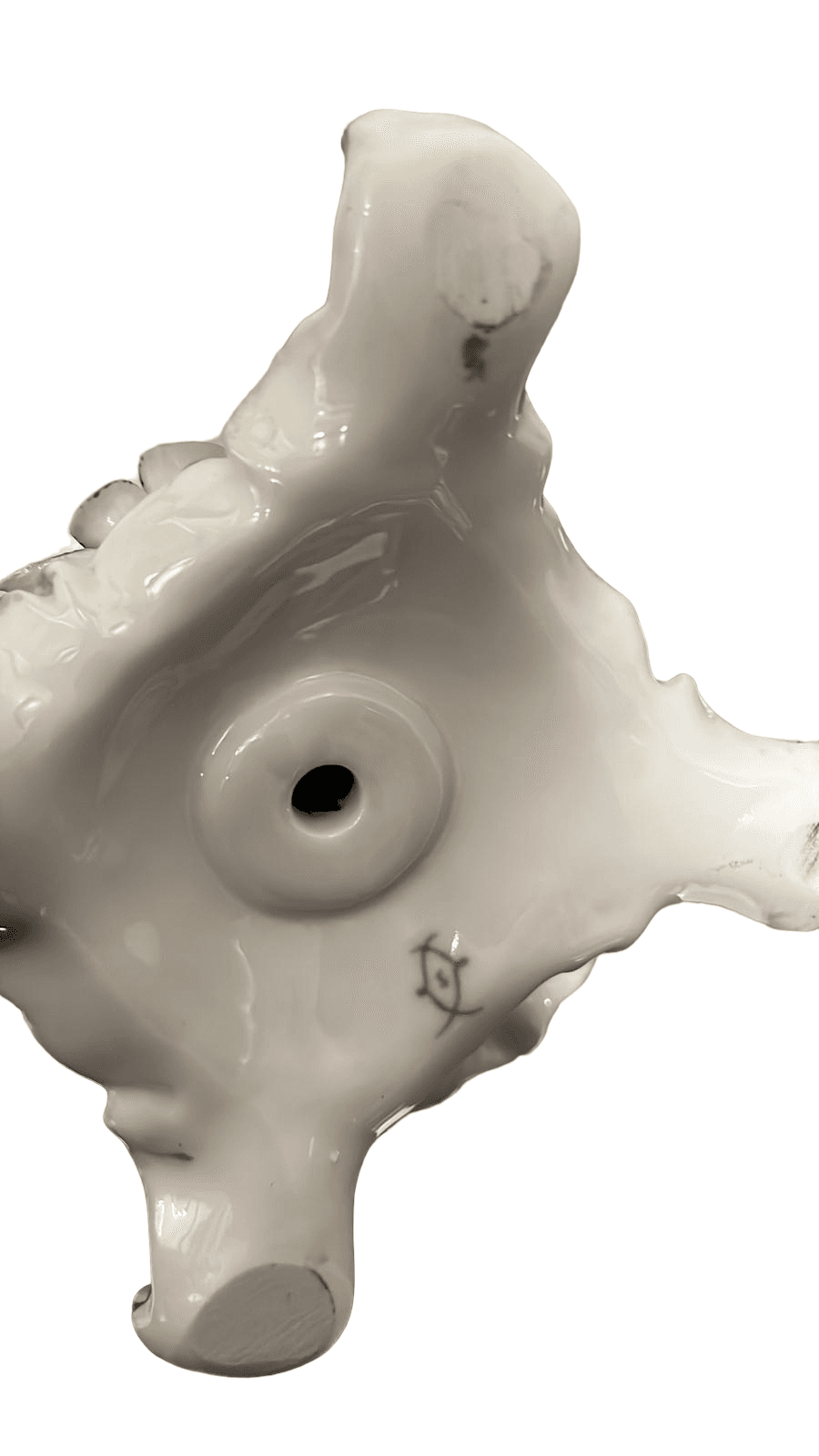 Base de figura de porcelana Sèvres con sello distintivo azul, evidencia de autenticidad y fabricación entre 1925-1950.