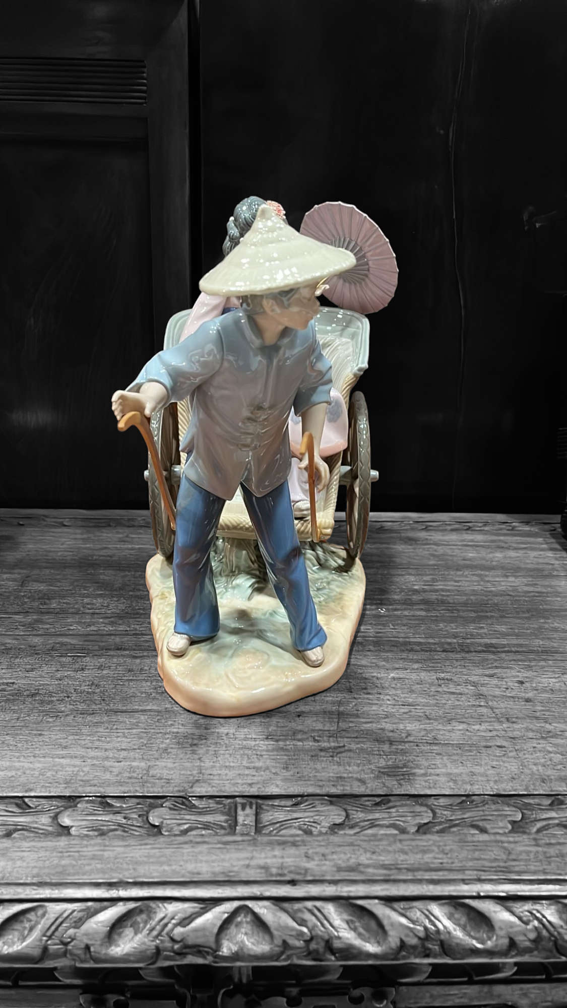 Figura decorativa Lladró Paseo en China, porcelana con geisha y rickshaw. Pieza de colección para amantes del arte oriental. Envío gratis.
