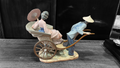 Escultura Lladró Paseo en China con geisha en carro tradicional, porcelana fina con acabados detallados. Ideal para decoración exclusiva.