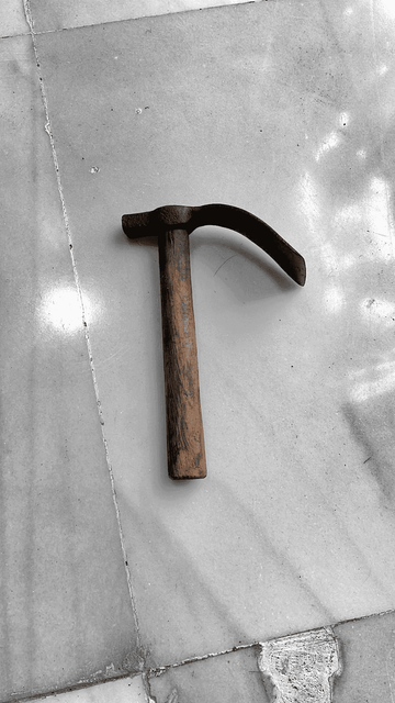 Antigua zuela de hierro forjado sobre superficie de madera rústica