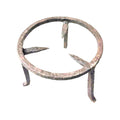 Estrebede de hierro fundido para cocina tradicional. Ideal para cocinar a leña o carbón, con diseño rústico y resistente al calor.