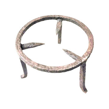 Estrebede de hierro fundido para cocina tradicional. Ideal para cocinar a leña o carbón, con diseño rústico y resistente al calor.