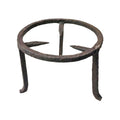 Soporte de hierro fundido tipo estrebede, perfecto para fuego abierto. Accesorio esencial para cocinas rústicas y tradicionales.