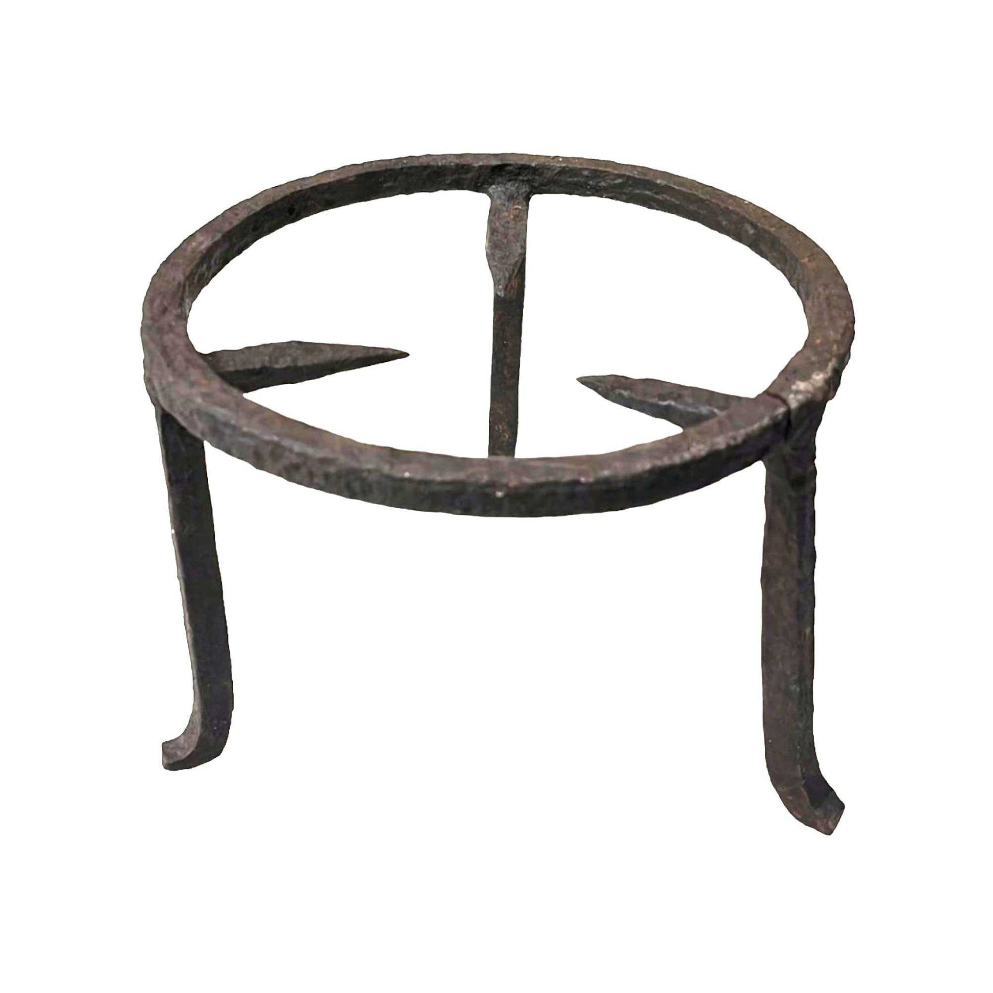 Soporte de hierro fundido tipo estrebede, perfecto para fuego abierto. Accesorio esencial para cocinas rústicas y tradicionales.