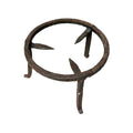 Estrebede artesanal de hierro fundido, diseñado para soportar ollas sobre fuego directo. Complemento ideal para cocinar al aire libre.