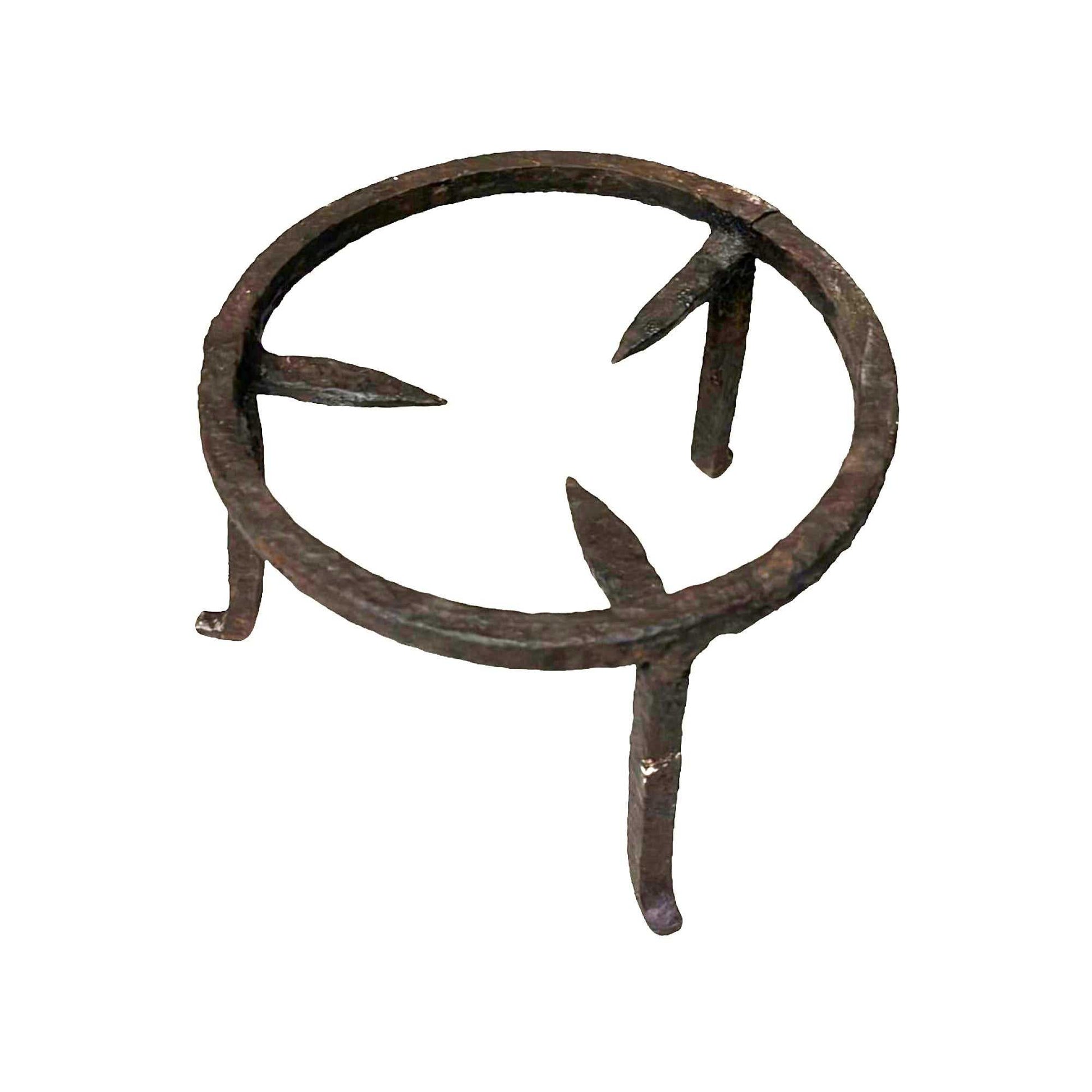Estrebede artesanal de hierro fundido, diseñado para soportar ollas sobre fuego directo. Complemento ideal para cocinar al aire libre.