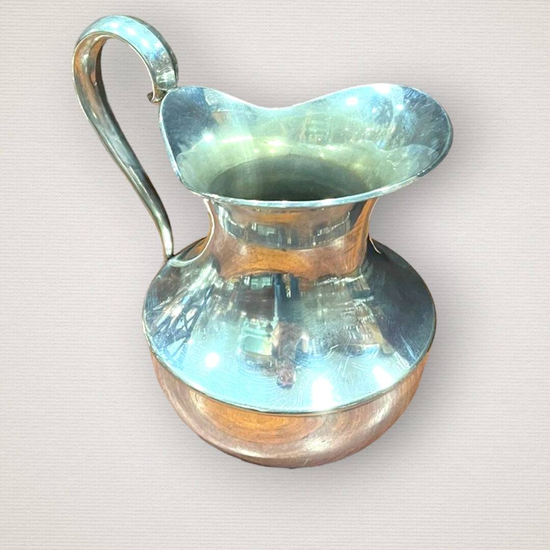 Jarra de metal estilo alpaca con alta capacidad y forma ergonómica, perfecta como aguamanil decorativo en espacios de hogar y jardín.