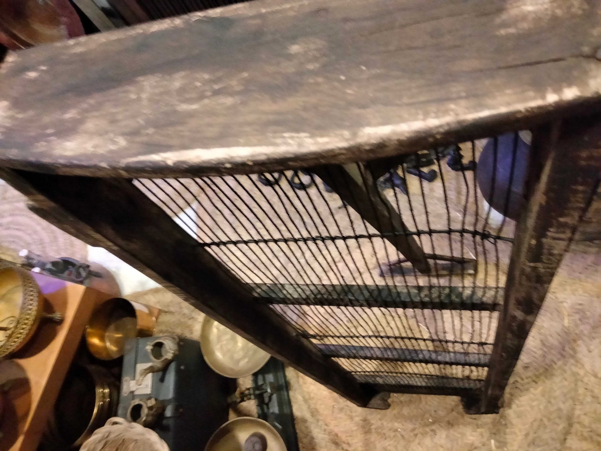 Zaranda - criba antigua de madera y alambre para separar aceitunas de impurezas, ideal para decoración rústica en hogar o jardín.