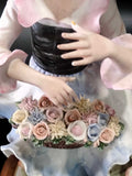 Detalle de la canasta de flores en figura de porcelana Carlos de niña, flores multicolores con acabado artesanal de alta calidad.