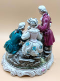 Detalle lateral del grupo escultórico de porcelana SAUTHIER pintado a mano, con trajes florales y colores vivos, ideal para decoración de interiores estilo vintage.