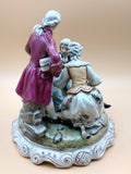 Vista trasera del grupo escultórico de porcelana SAUTHIER | 1970, con figuras en pose elegante y base ornamentada, pieza decorativa clásica para el hogar.