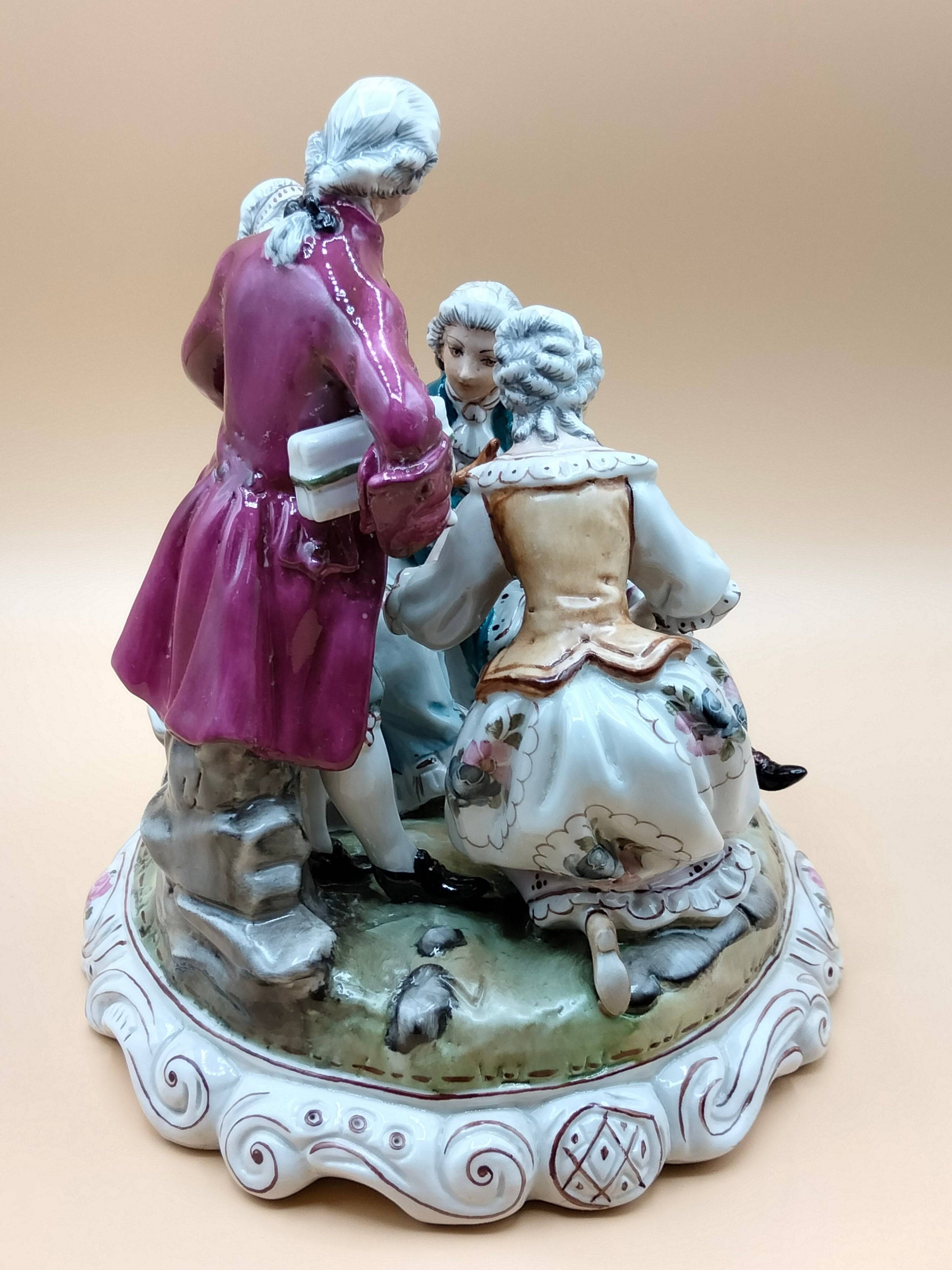 Vista trasera del grupo escultórico de porcelana SAUTHIER | 1970, con figuras en pose elegante y base ornamentada, pieza decorativa clásica para el hogar.