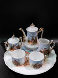Juego de Café Tú y Yo de Porcelana Limoges, 1915-1934 completo con bandeja, tazas, tetera, azucarera y jarra, decorado a mano con paisajes rurales.