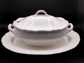 Sopera de Porcelana Inglesa WT Copeland – Alta Calidad en blanco con detalles en relieve, ideal para decoración elegante de mesa vintage.
