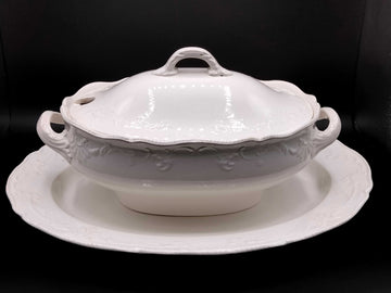 Sopera de Porcelana Inglesa WT Copeland – Alta Calidad en blanco con detalles en relieve, ideal para decoración elegante de mesa vintage.