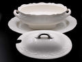 Sopera de porcelana inglesa WT Copeland de alta calidad, color blanco con detalles en relieve, ideal para decoración de mesa elegante.