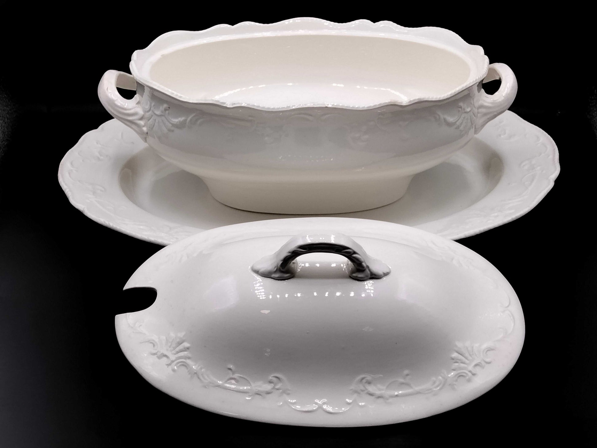 Sopera de porcelana inglesa WT Copeland de alta calidad, color blanco con detalles en relieve, ideal para decoración de mesa elegante.