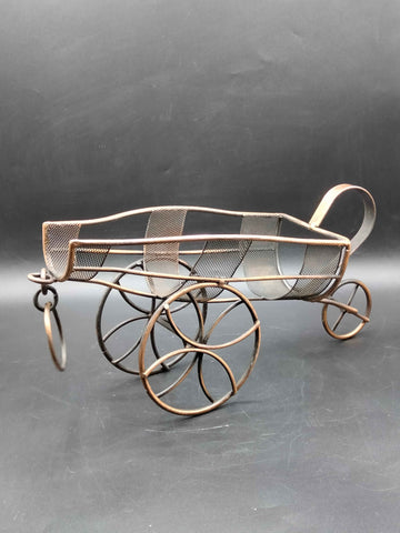 Portabotellas de cobre en forma de carro con diseño vintage y elegante, ideal para decoración de mesas en estilo antiguo o árabe.