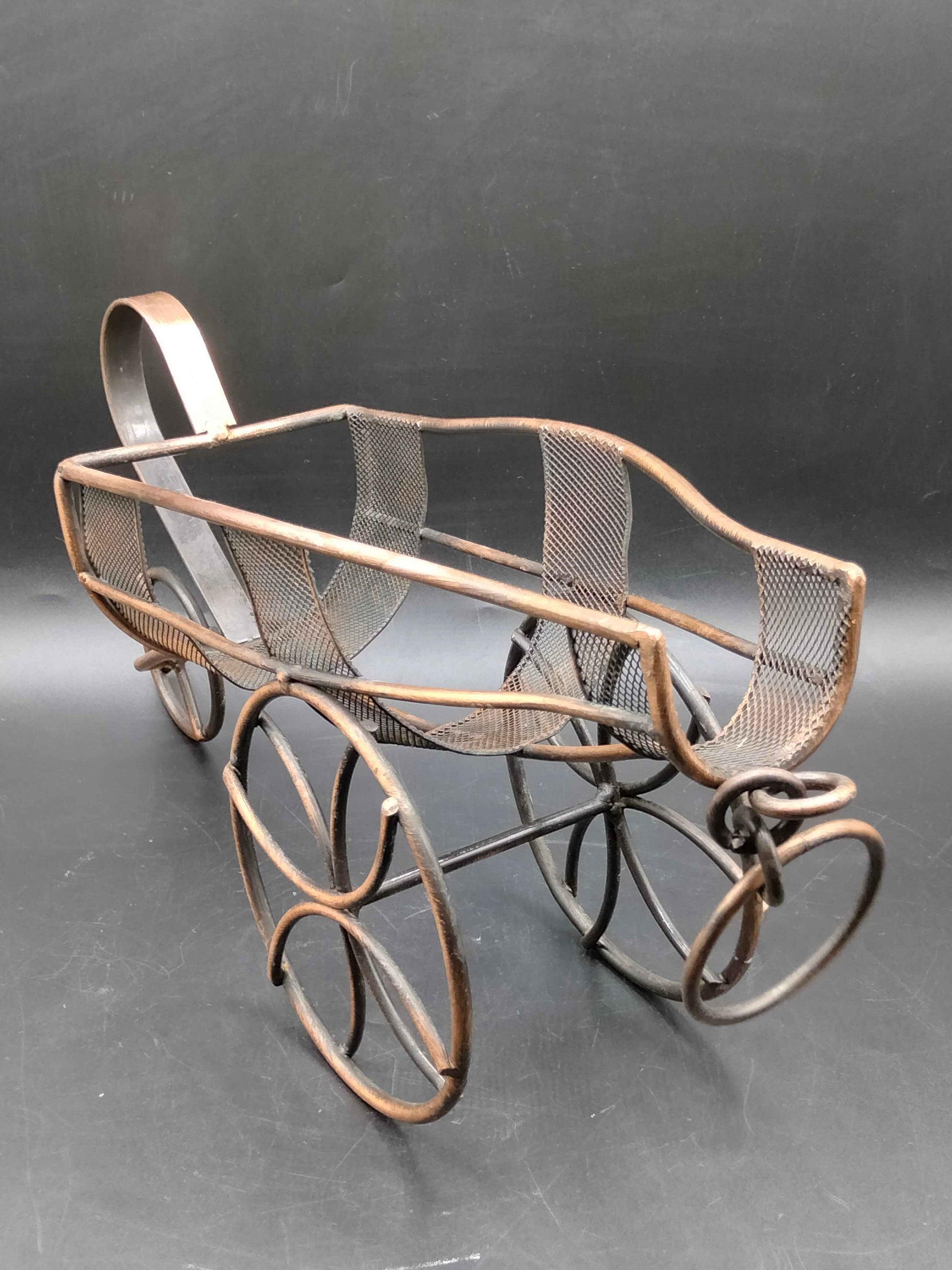 Portabotellas de cobre en forma de carro con diseño vintage, ideal para decoración de interiores en estilo antiguo o rústico.