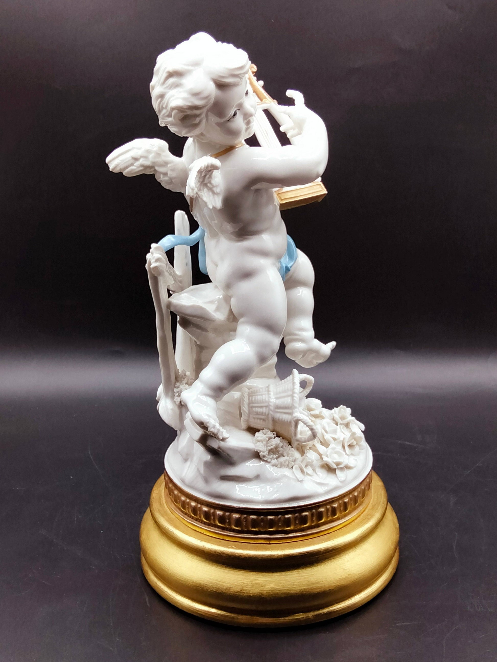Decoración de porcelana Angél Algora con arpa, detalles florales y alas, perfecta para añadir elegancia y buena fortuna al hogar.