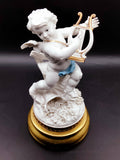 Escultura decorativa Angél Algora con arpa, acabado en porcelana blanca y azul, símbolo de suerte y belleza artesanal para el hogar.
