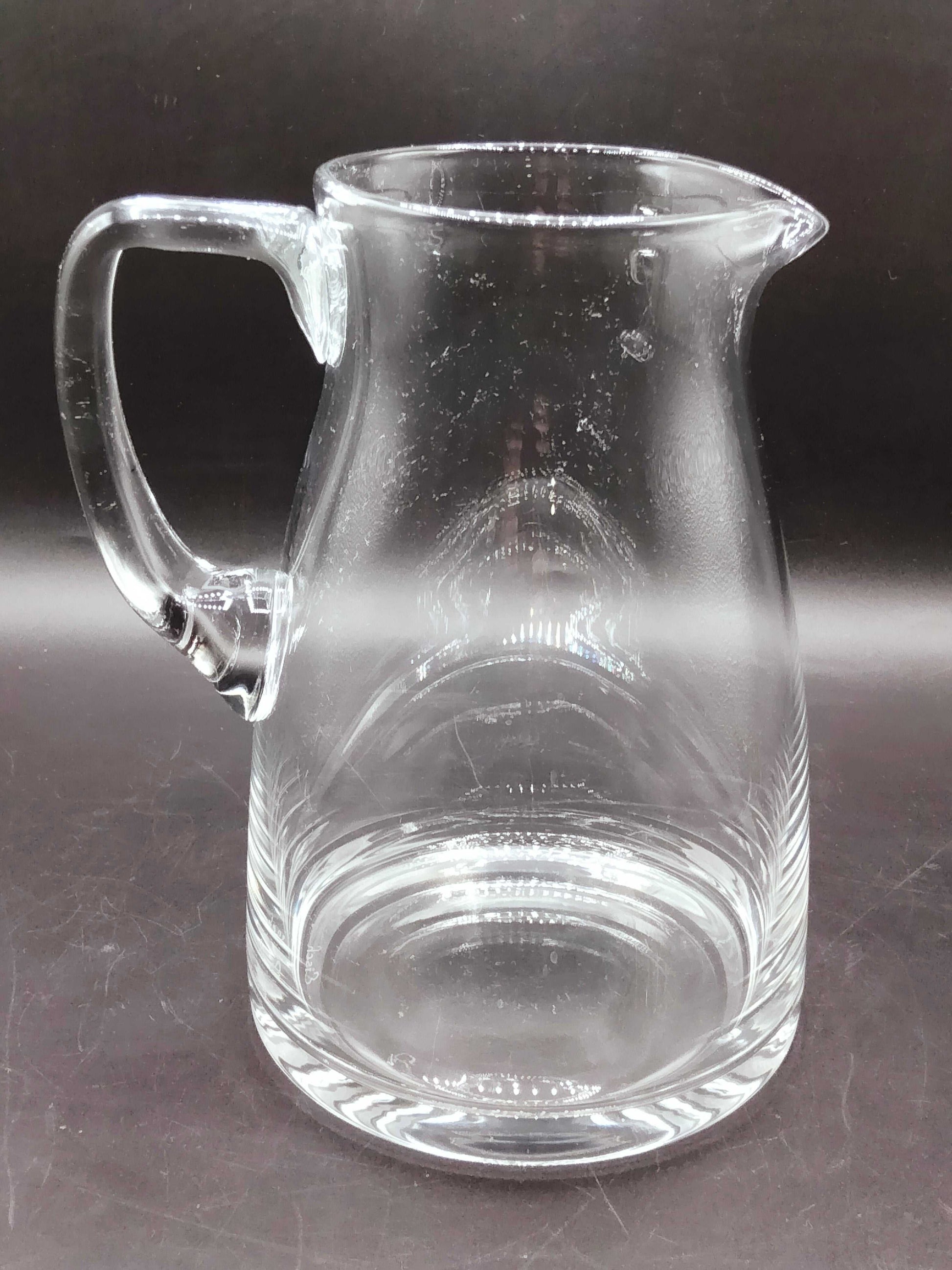 Jarra Transparente de cristal Elegante – Antigüedad de Calidad con diseño clásico curvado, ideal para decoración de mesa en estilo vintage.