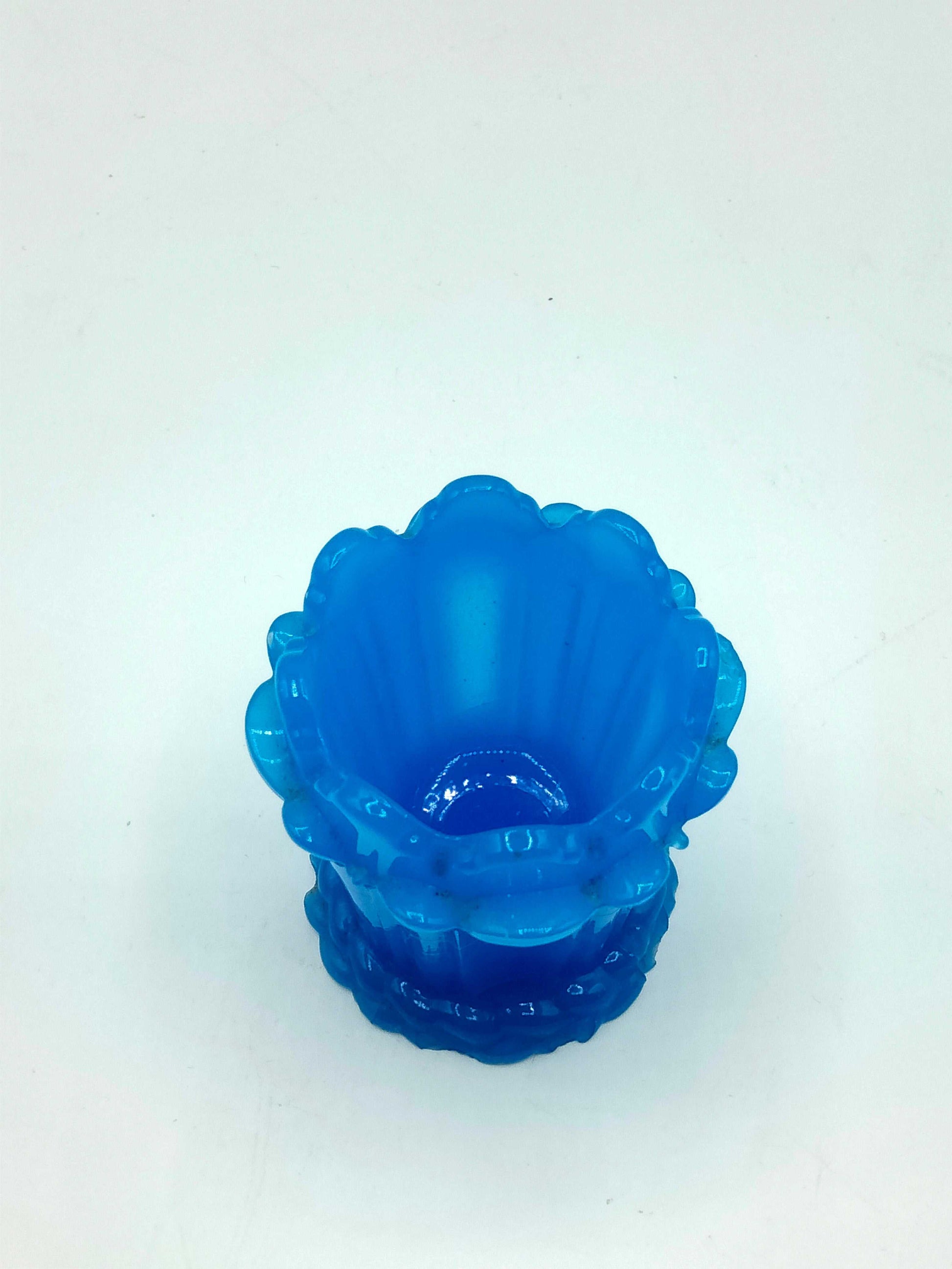 Palillero de Opalina Azul con diseño floral ondulado, ideal para decoración de mesa con elegancia y estilo único en el hogar.