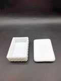 Joyero rectangular de opalina blanca con patrón de rombos, tapa removida mostrando interior espacioso. Decoración refinada para el hogar.