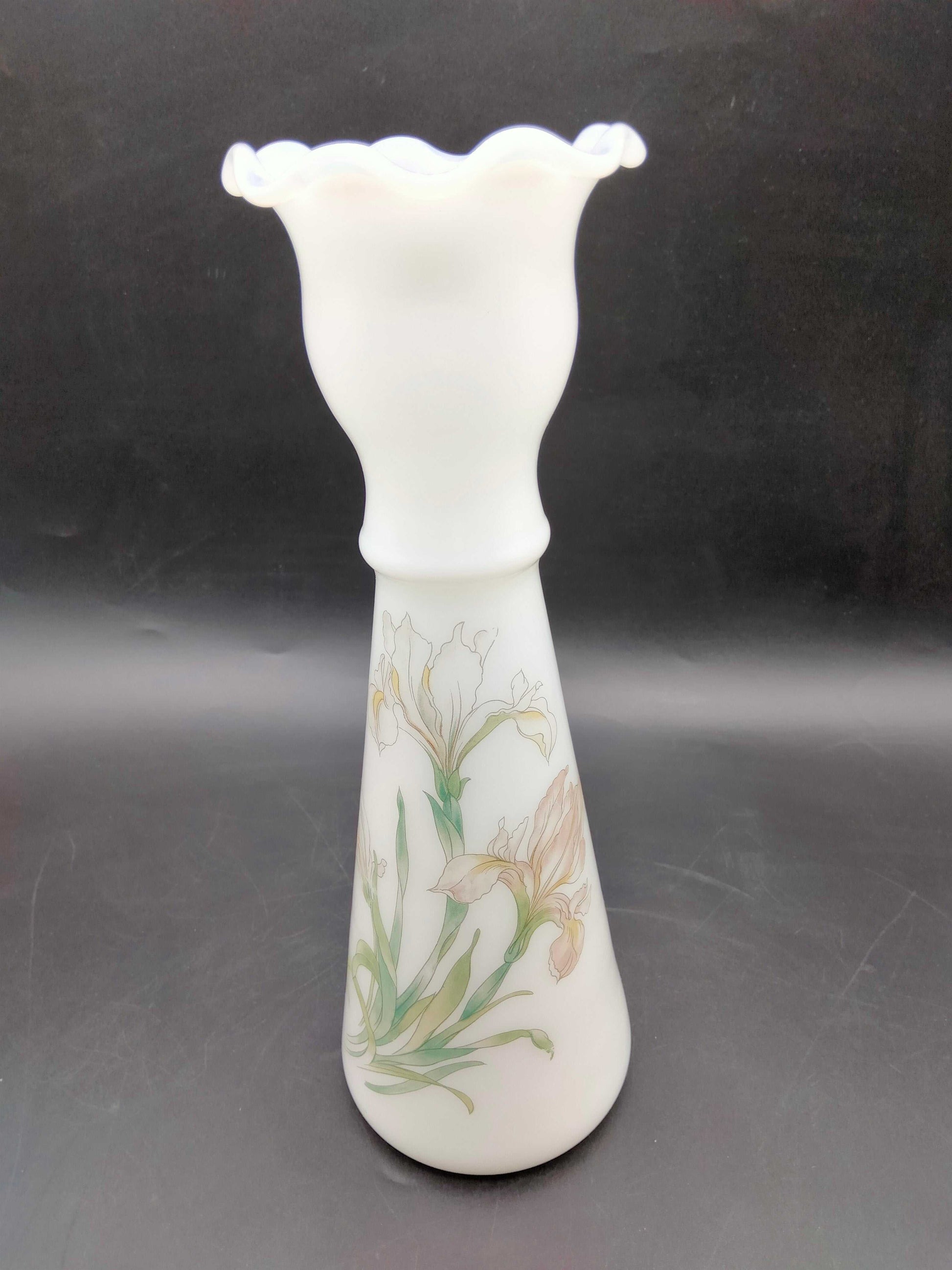 Florero de opalina blanca de 23 cm con flores pintadas a mano en tonos pastel. Decoración tradicional ideal para mesas y estanterías.