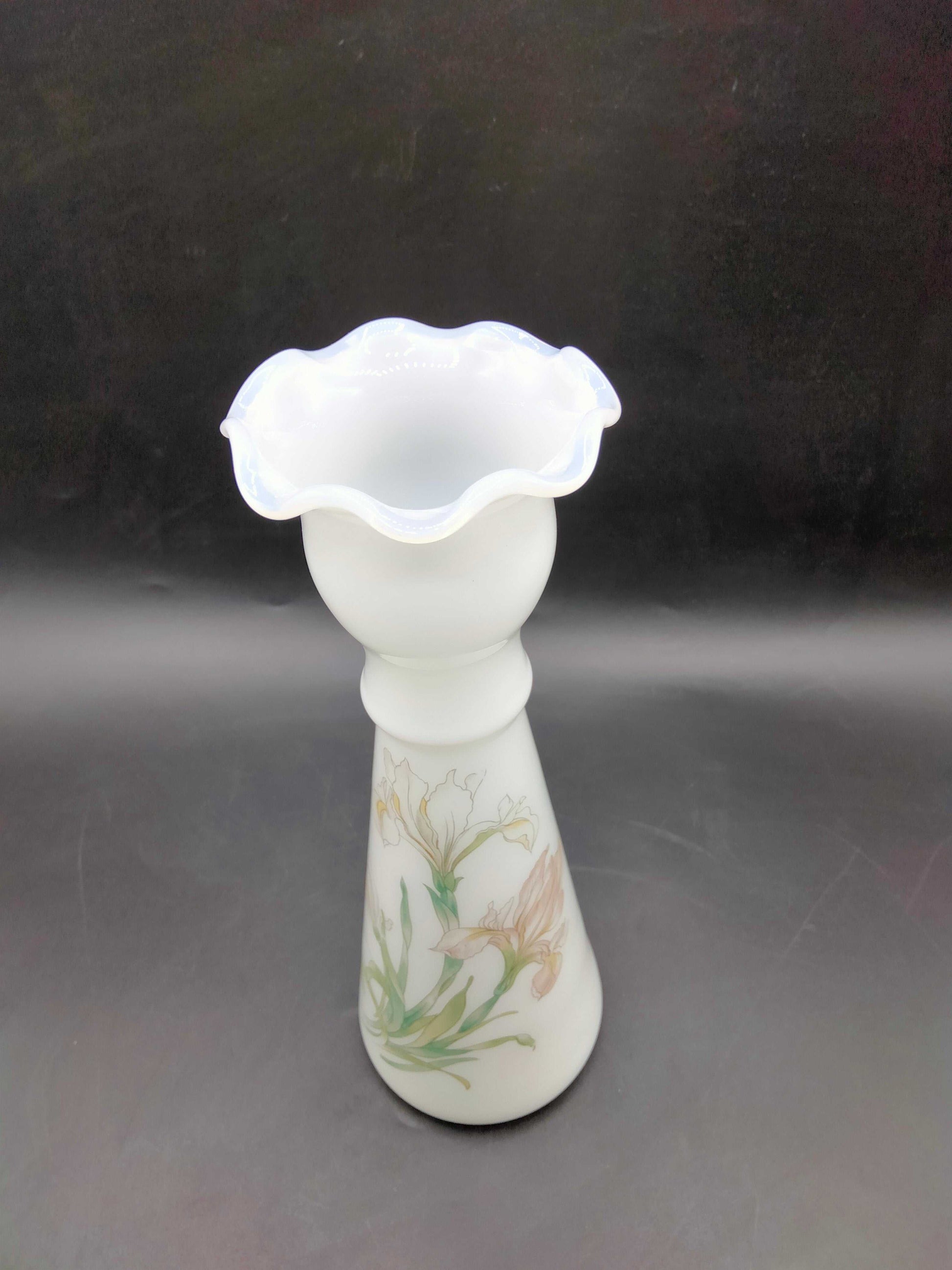 Florero de opalina - Florero con borde ondulado y diseño floral pintado. Decoración clásica para el hogar, estilo antiguo y elegante.