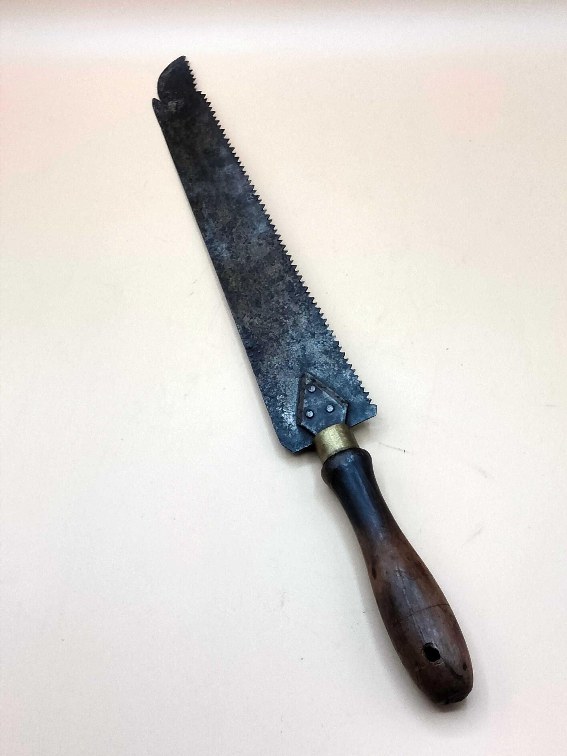 Sierra de mano antigua para carpintería con mango de madera y hoja metálica oxidada. Decoración vintage para hogar y jardín de excelente calidad.