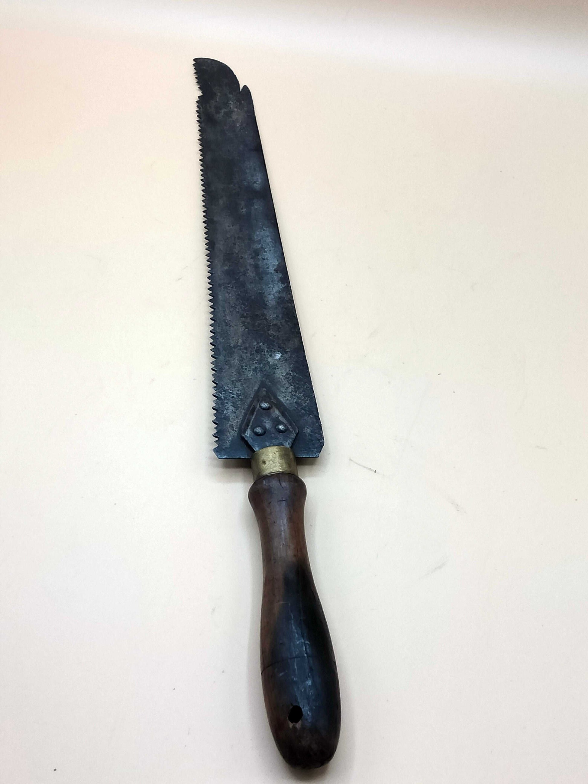 Sierra de Mano Antigua para Carpintería – Excelente Calidad con mango de madera y hoja metálica dentada, ideal para decoración vintage en hogar y jardín.