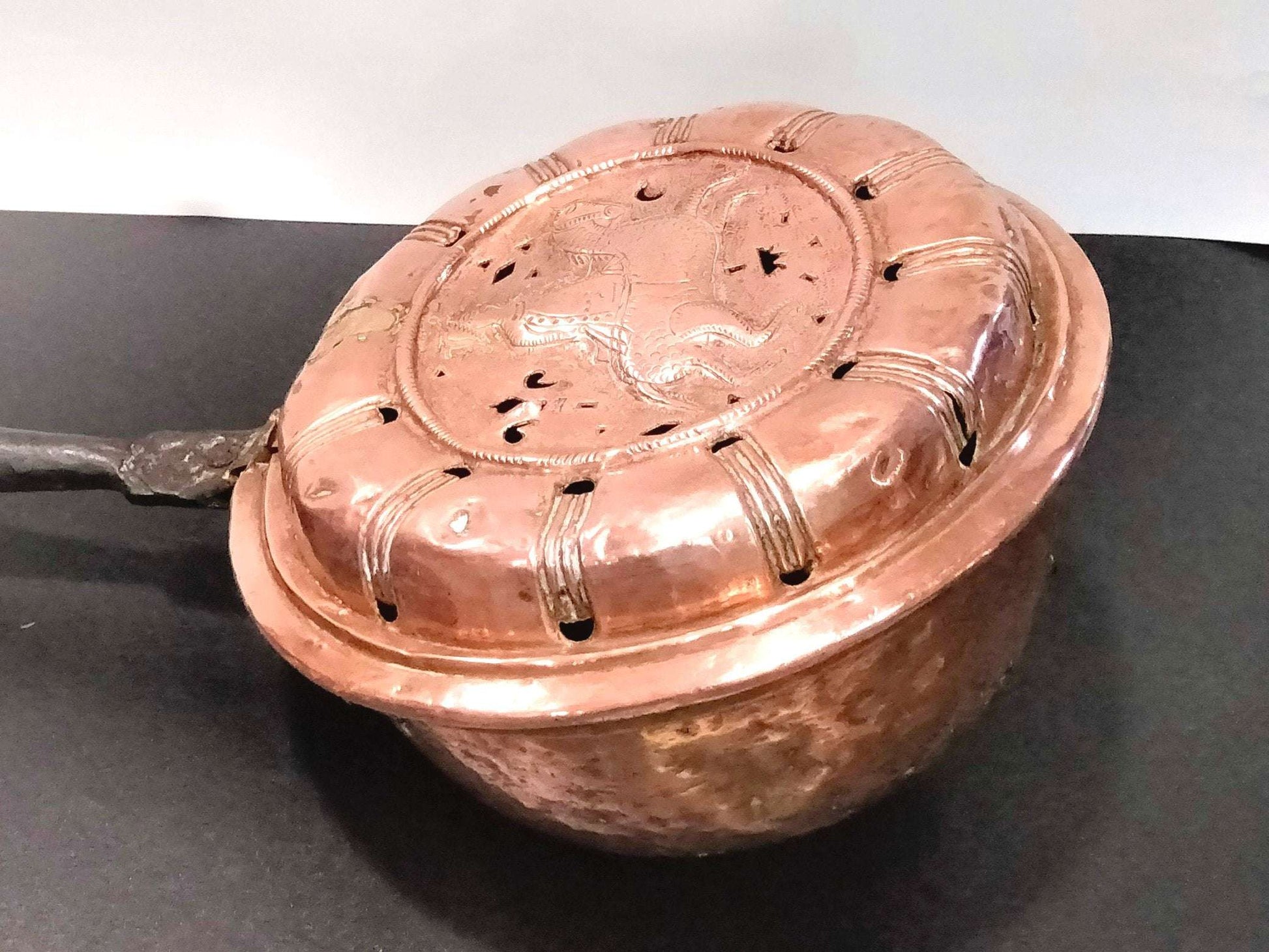 Calienta camas de cobre repujado antiguo con diseño decorativo de caballo en la tapa, ideal para decoración vintage en el hogar. Artículo exclusivo de colección.