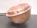 Calienta camas de cobre repujado antiguo con tapa decorativa perforada, ideal para decoración vintage en el hogar. Artículo exclusivo de colección.