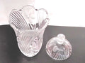 Bombonera de Cristal Tallado - Exclusiva para tu Hogar con tapa decorativa y diseño floral, ideal para decoración de interiores elegantes.