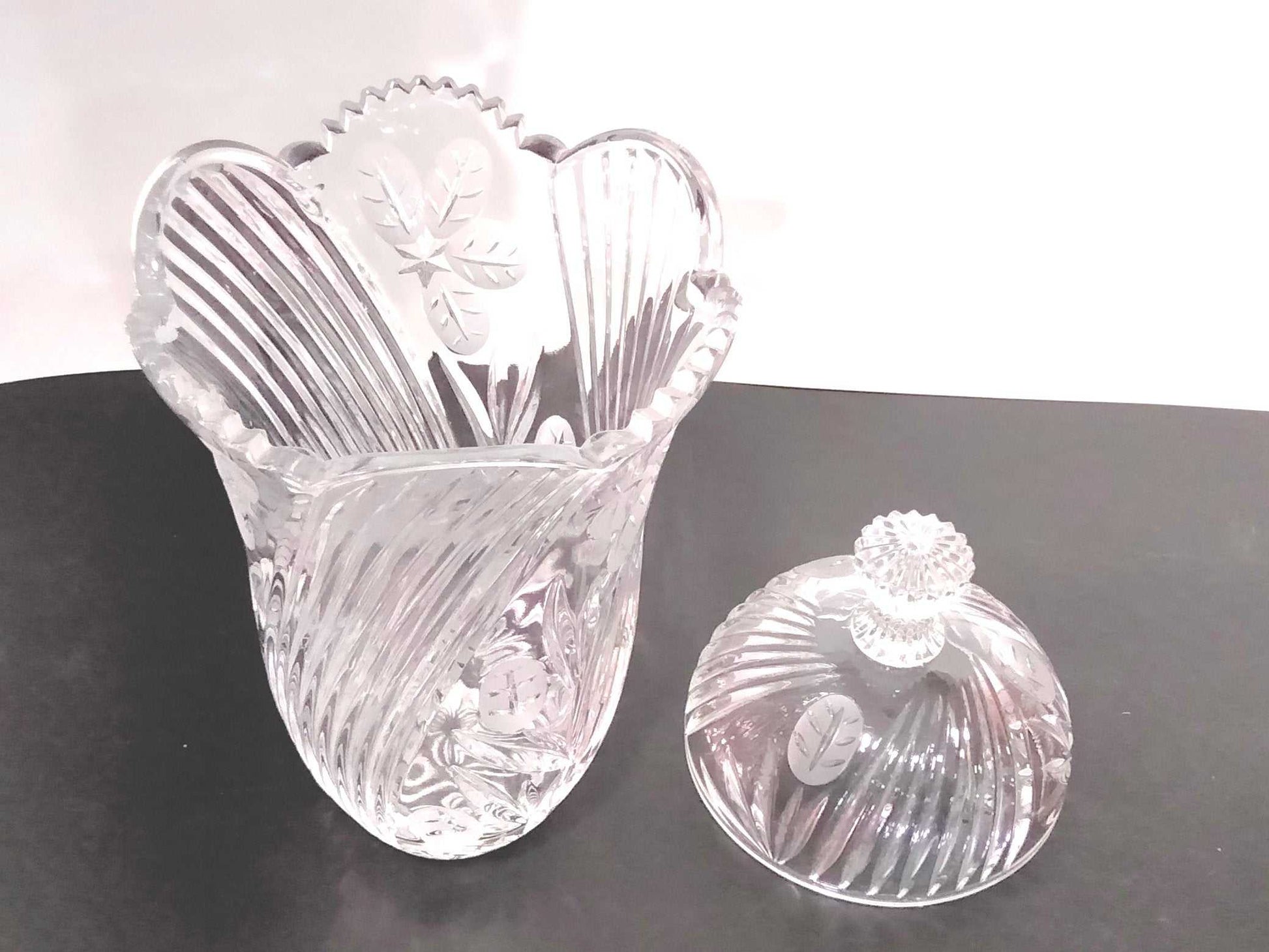 Bombonera de Cristal Tallado - Exclusiva para tu Hogar con tapa decorativa y diseño floral, ideal para decoración de interiores elegantes.