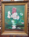 Óleo de florero pintado por B. Guamaras con flores rosadas y blancas en jarrón verde, ideal para decoración del hogar y jardín.
