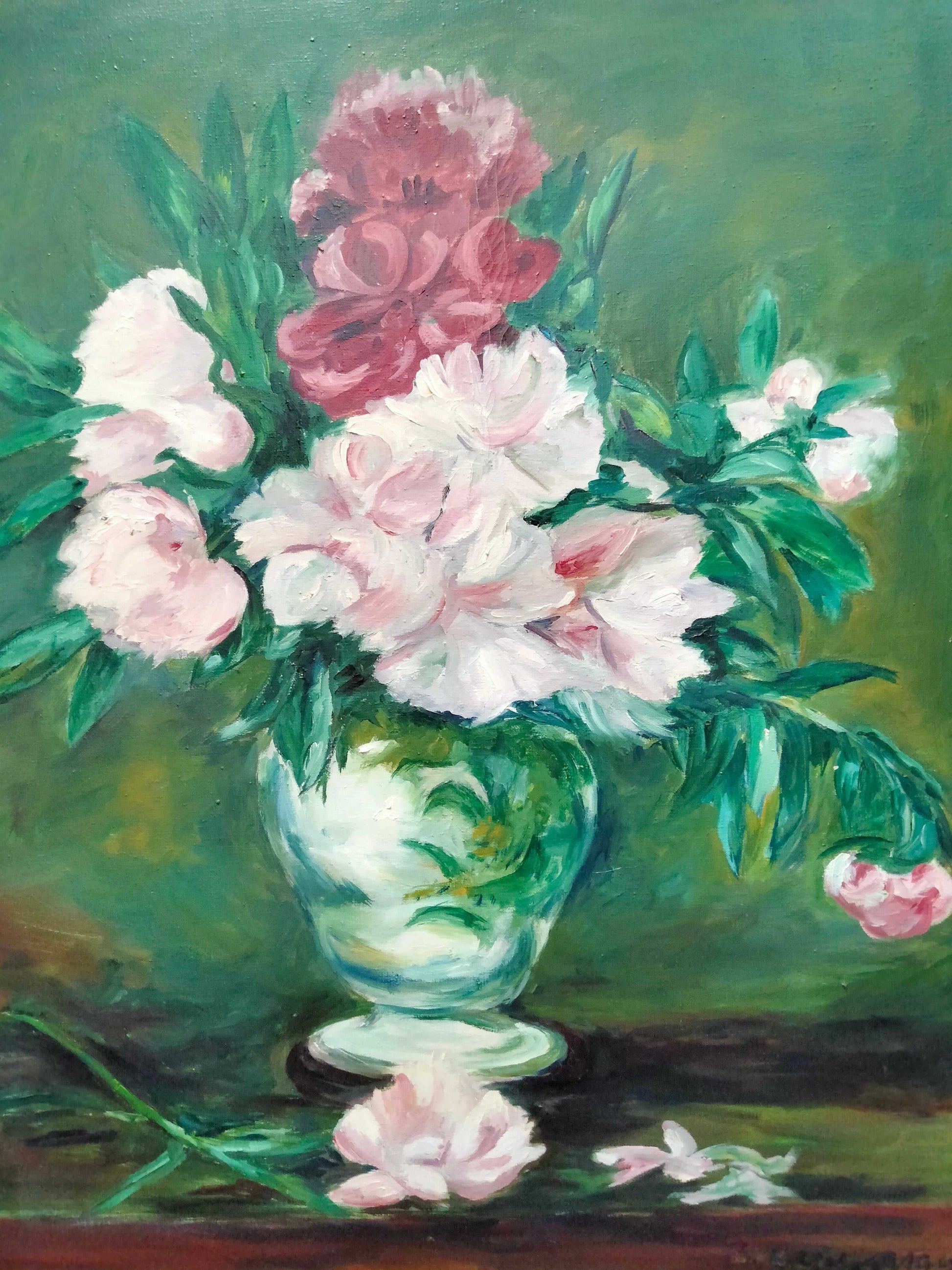 Óleo de florero pintado por B. Guamaras con flores rosadas y blancas sobre fondo verde, ideal para decoración de interiores en el hogar.