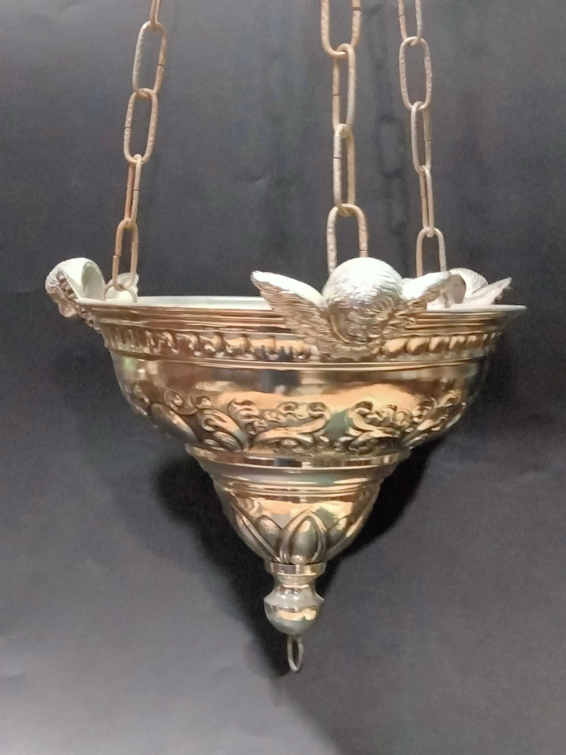 Lámpara incensaria antigua con ángeles de calidad superior en metal dorado, ideal para decoración religiosa en interiores elegantes.