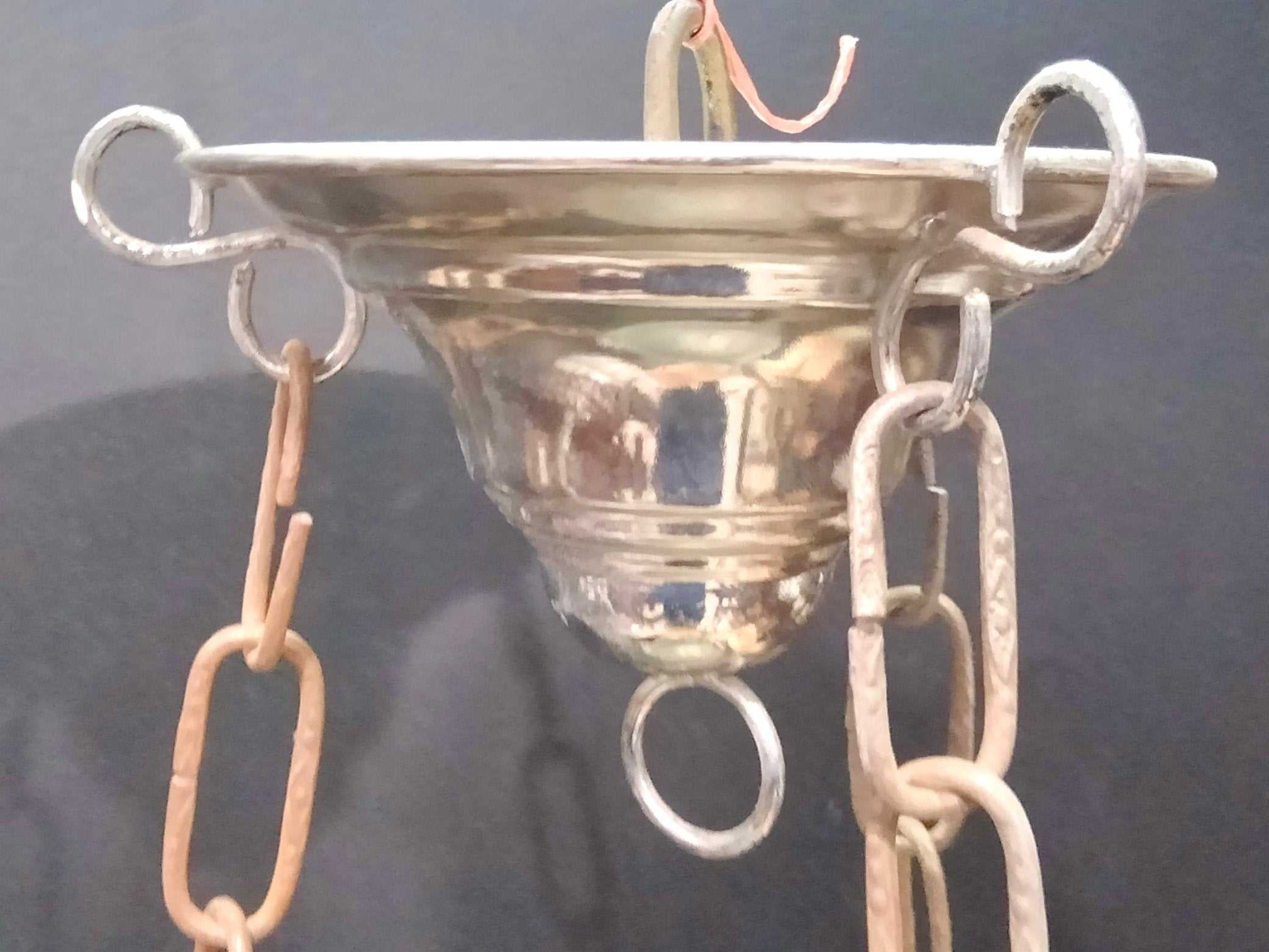 Lámpara incensaria antigua con ángeles de calidad superior en metal pulido con cadenas colgantes. Decoración religiosa ideal para el hogar.