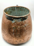 Detalle superior de olla de cobre siglo XIX con pátina interior y remaches visibles, pieza decorativa artesanal para coleccionistas.