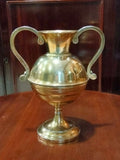 Ánfora antigua de bronce con detalles elegantes y acabado brillante, pieza decorativa exclusiva para coleccionistas y amantes de lo clásico.